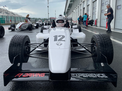 Découvrez le pilotage d'une voiture de course sur le circuit de Nevers Magny-Cours Grand Prix lors d'un stage de pilotage avec Mercury Silver