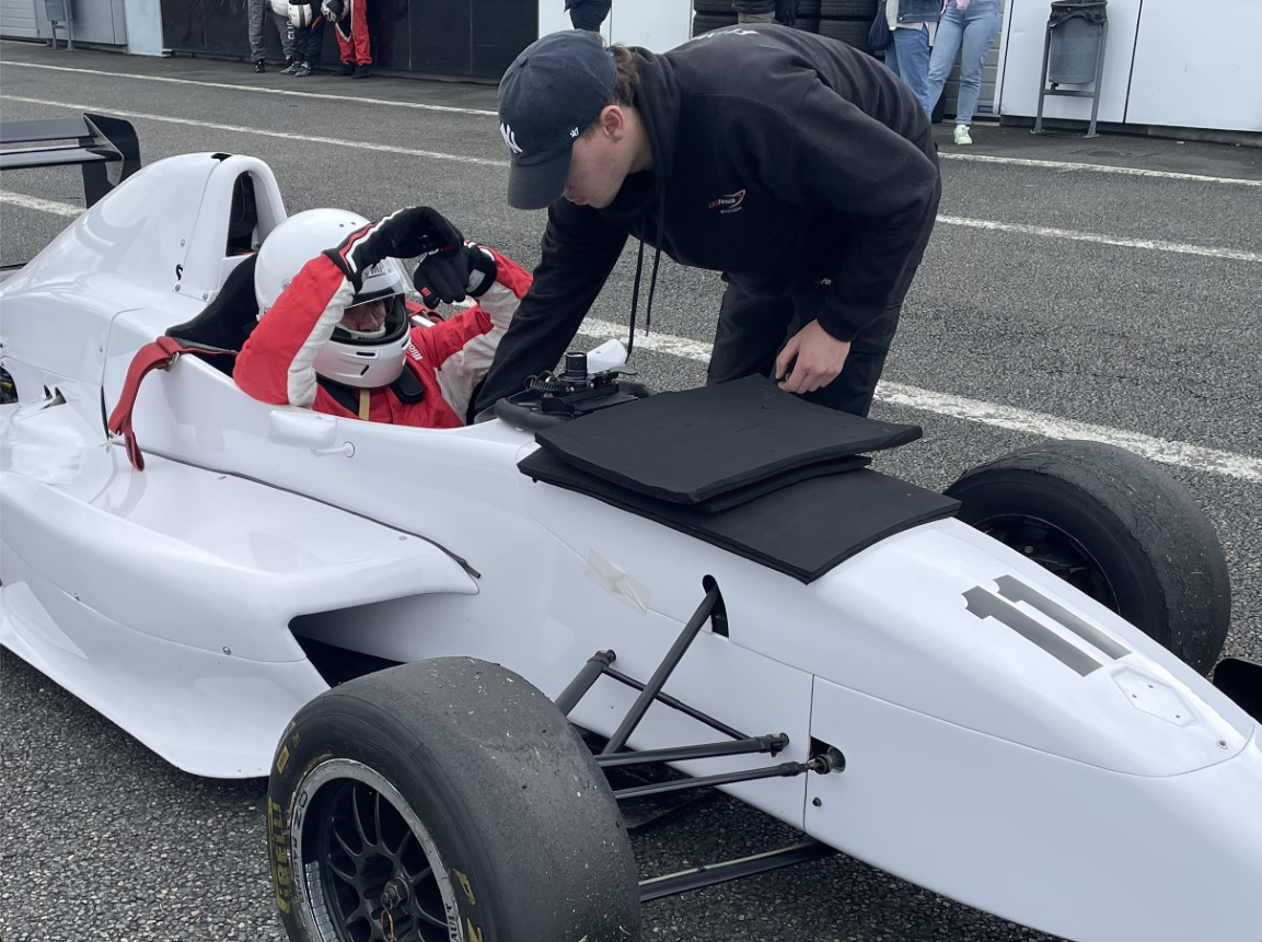 Installez vous dans le cockpit de la Formule Renault 2.0 pour un stage de pilotage mémorable en monoplace de compétition, sur le circuit de Nevers Magny-Cours