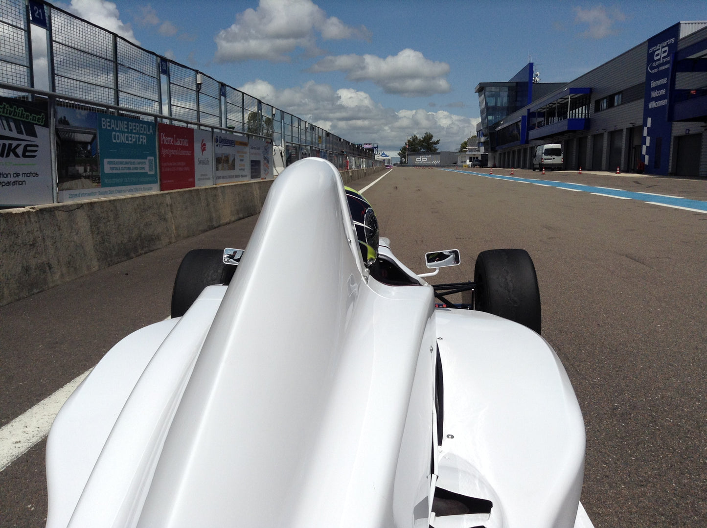 Pilotez une Formule Renault, monoplace performante, sur le CIrcuit de Dijon-Prenois